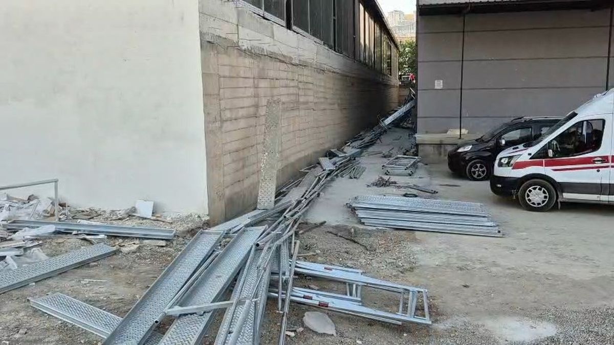 Elazığ\'da İskele Çöktü, 2 İşçi Yaralandı
