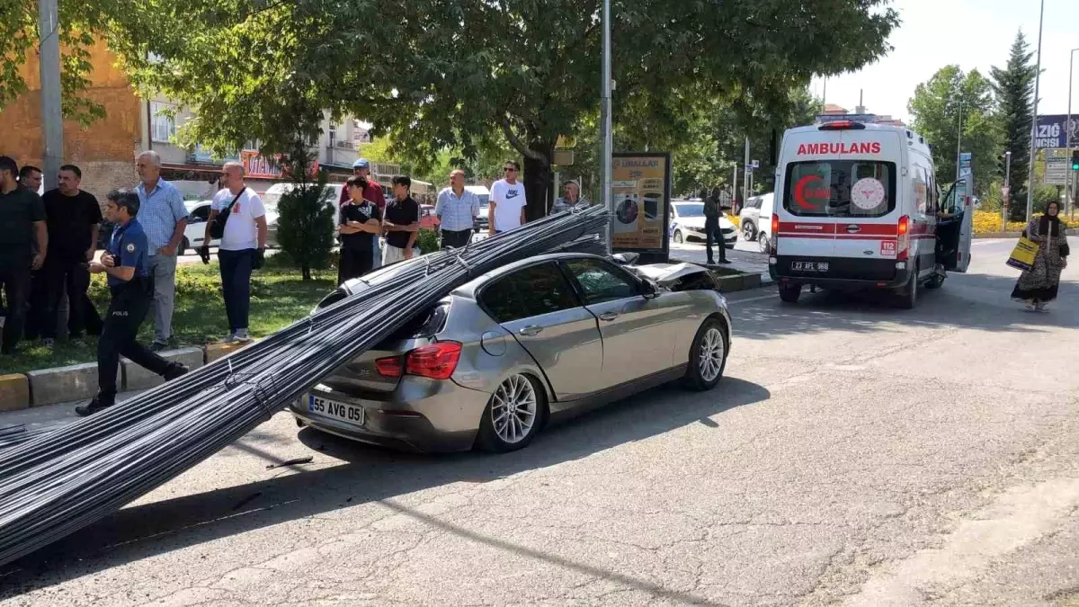 Lüks araç tonlarca demirin altında kaldı, herkes telefona sarıldı