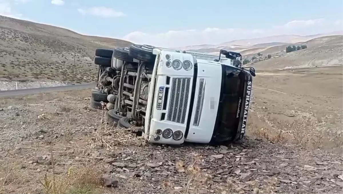 Kamyon Devrildi: Sürücü Yaralandı