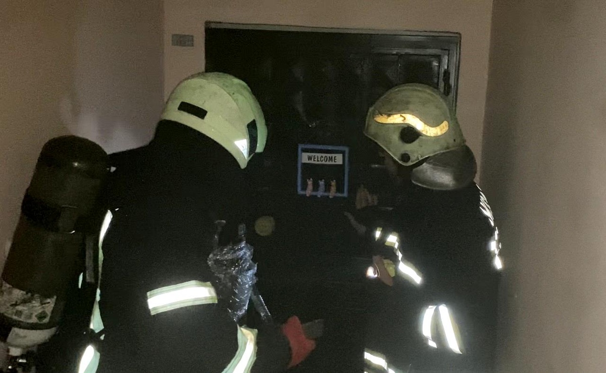 Fırında unutulan kek apartmanı dumana boğdu