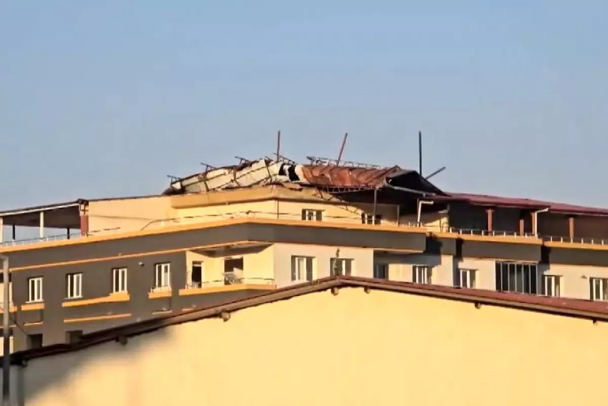 İslahiye\'de Fırtına Çatıyı Uçurdu