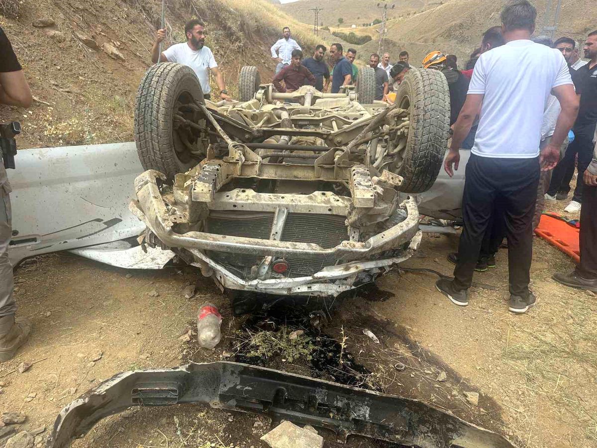 Hakkari\'de Uçuruma Yuvarlanan Araçta 3 Yaralı