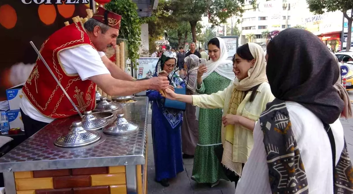 İranlı Turistler Van\'ı Canlandırdı