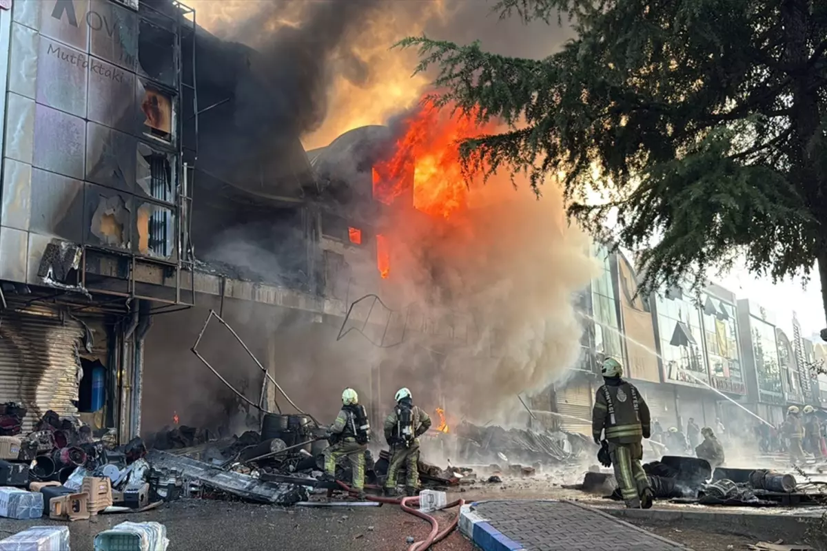 İstanbul\'un göbeğinde büyük yangın! 17 iş yeri ağır hasar gördü