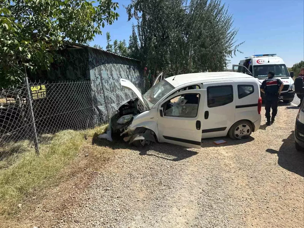 Hafif Ticari Araç Lastiği Patladı: 2 Yaralı