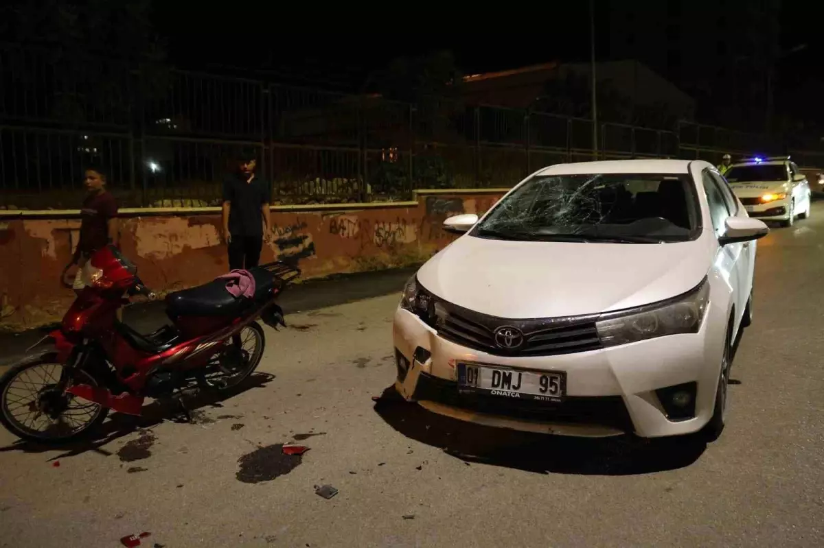 Adana\'da Motosiklet ve Otomobil Çarpıştı, 2 Yaralı