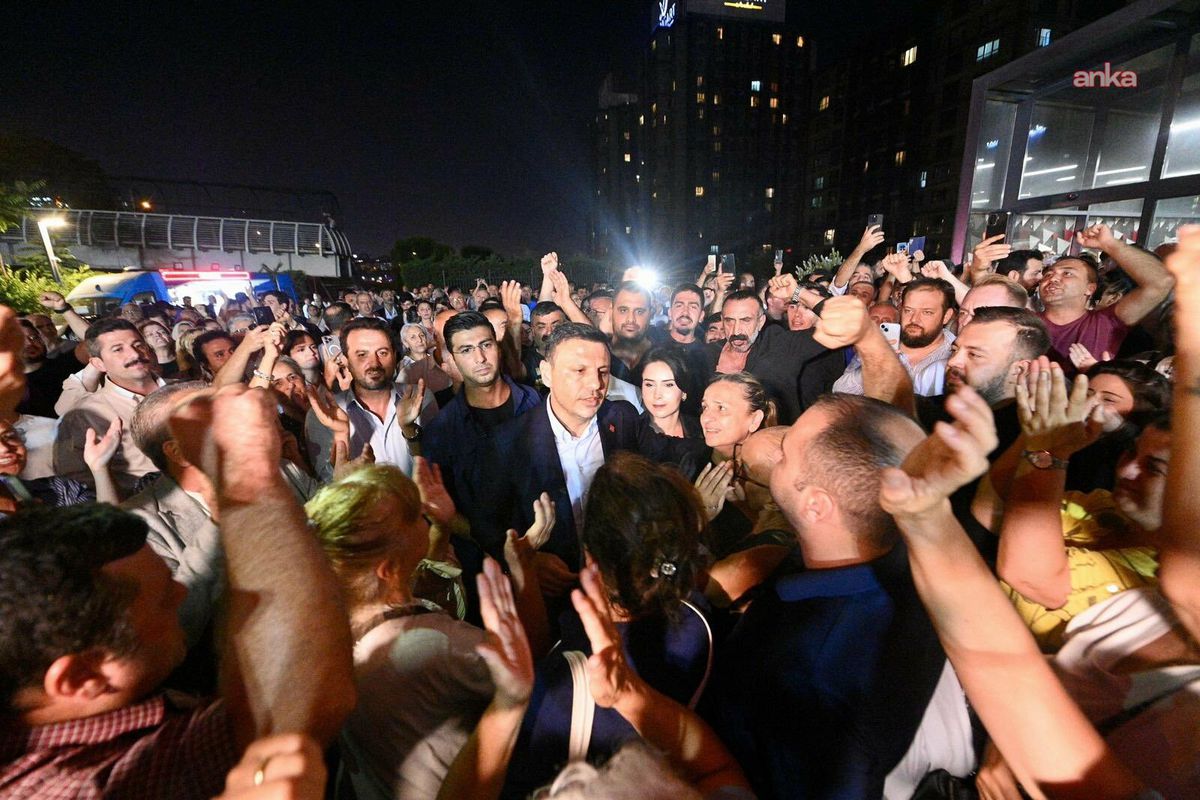 Özgür Çelik, CHP İl Başkanlığı önünde bekleyişe devam ediyor