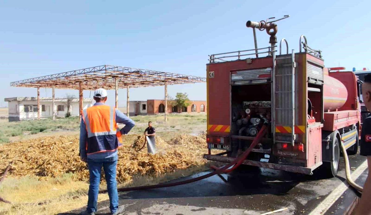 Aksaray\'da Saman Yüklü Tırda Yangın Paniği