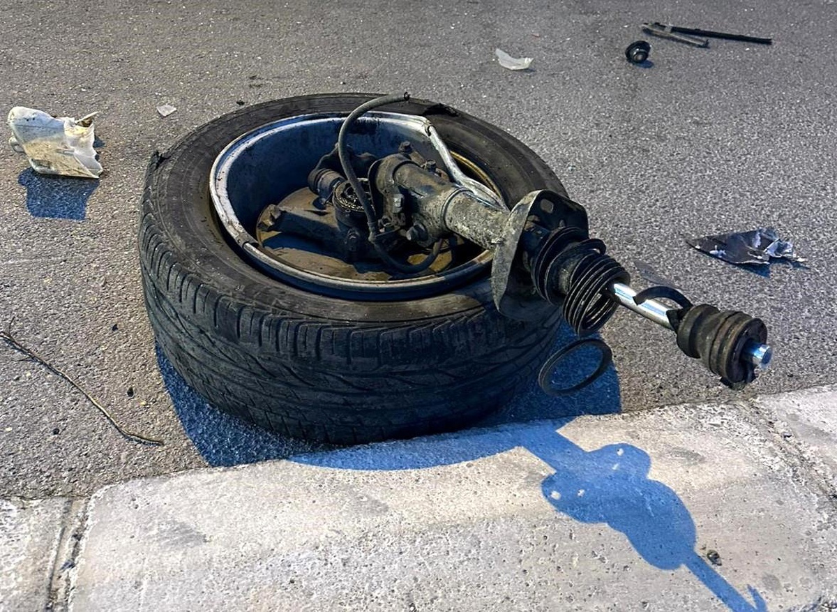Mersin\'de Kaza: 2 Yaralı, Araç Hurdaya Döndü