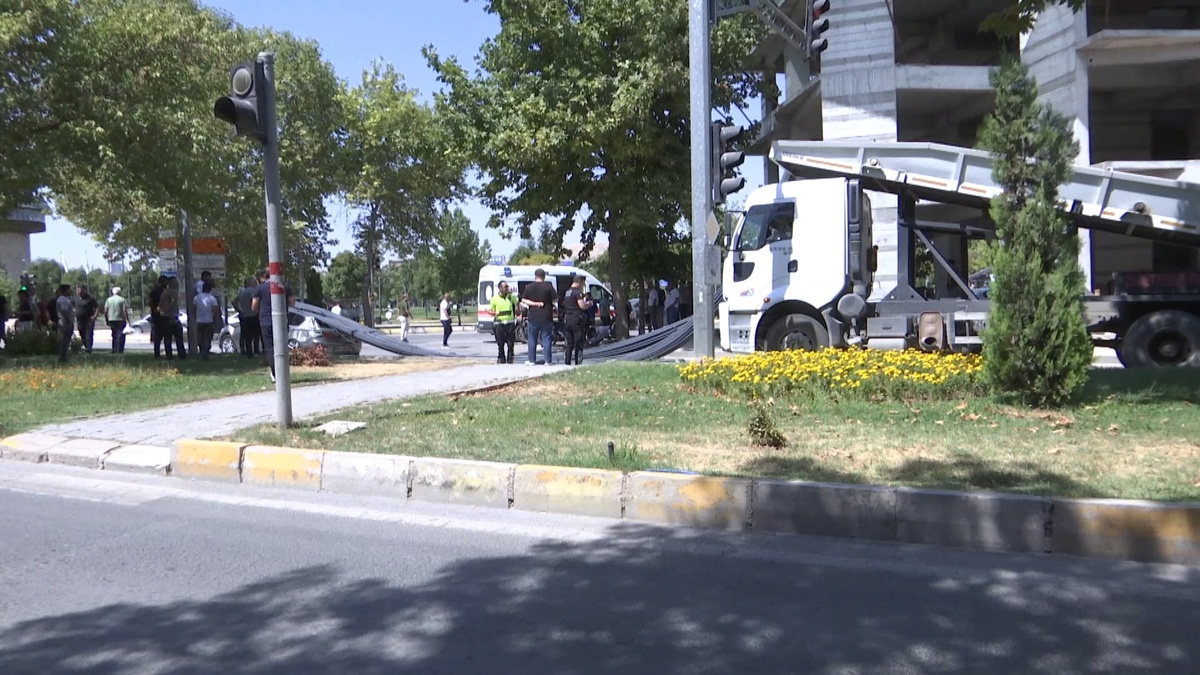 Elazığ\'da Kaza: Demirler Otomobilin Üzerine Düştü