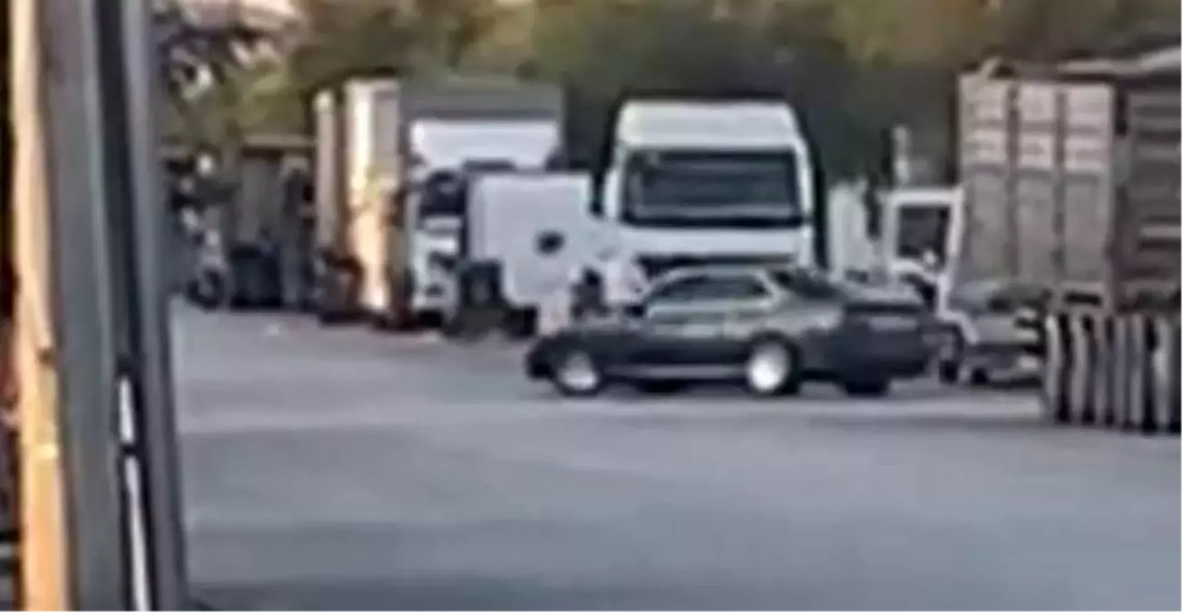 Drift Atan Sürücü Kaçtı, Polis Lastiğine Ateş Etti