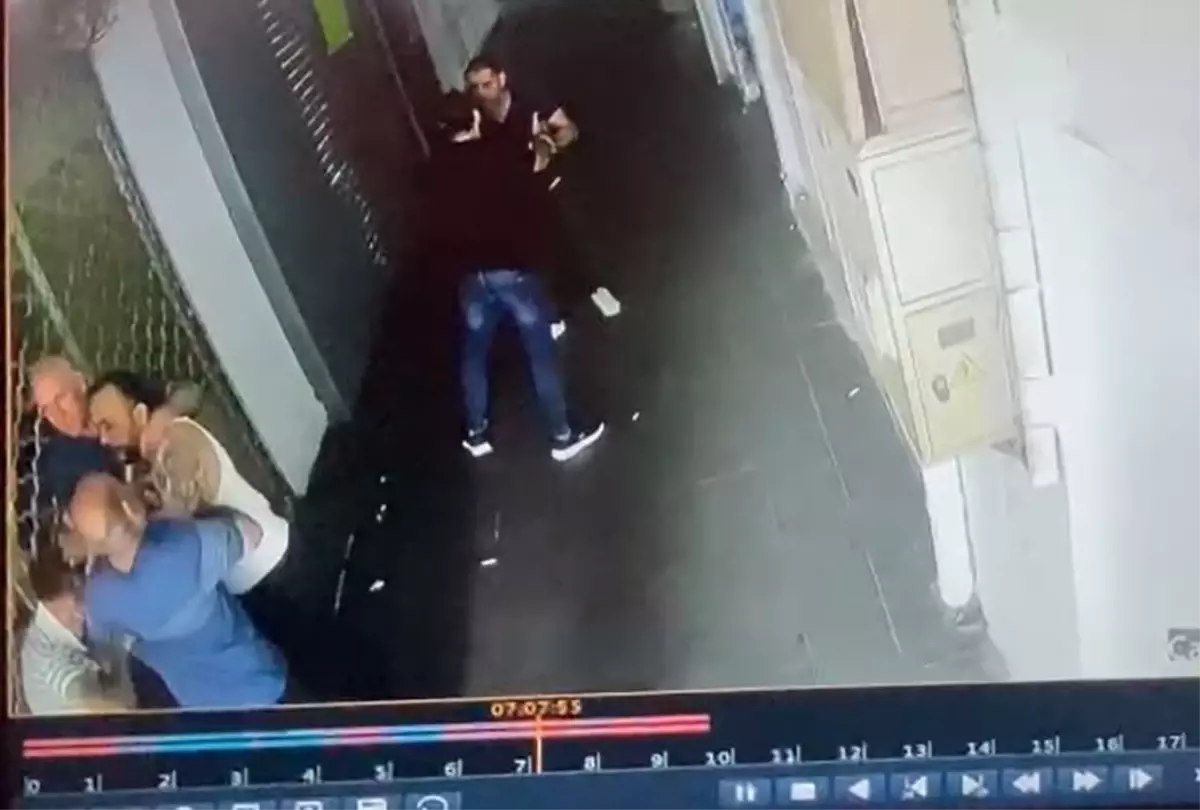 İki adam bir olup pasajda kadına saldırdı