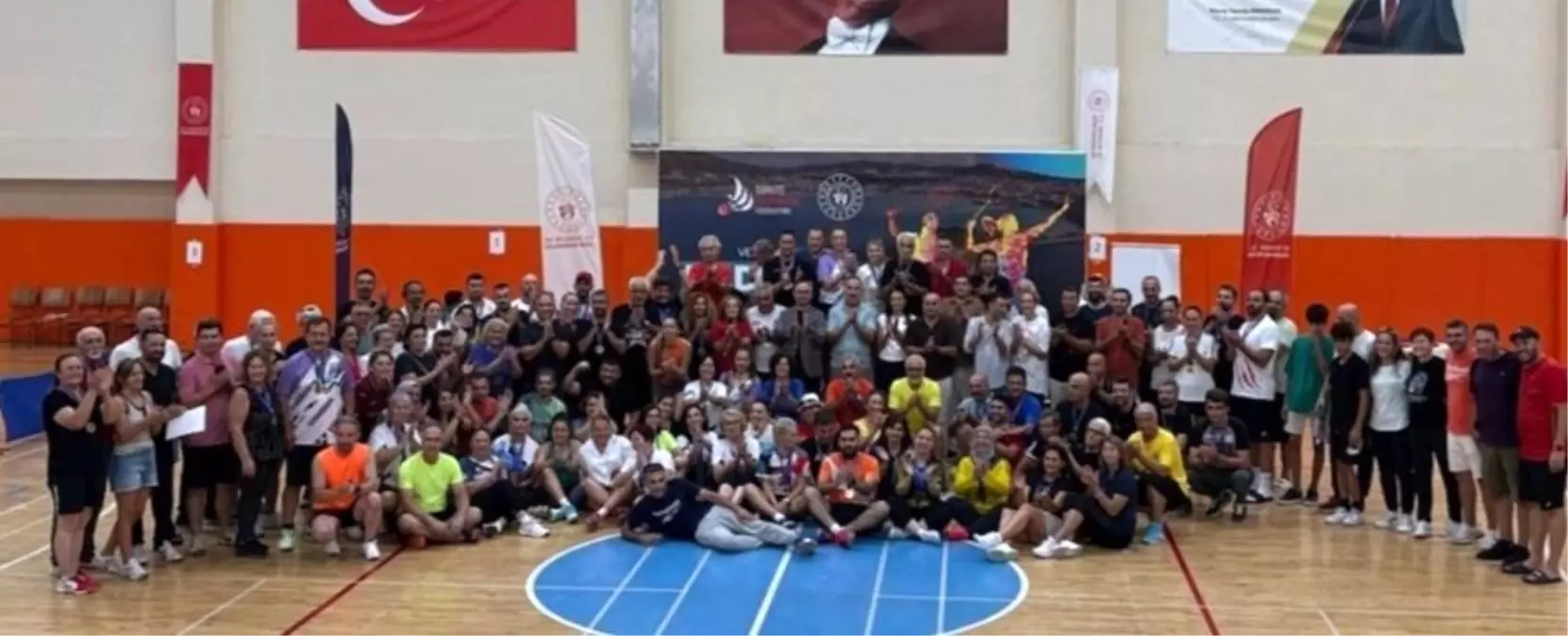 Kuşadası’nda Badminton Veteranlar Şampiyonası Sona Erdi