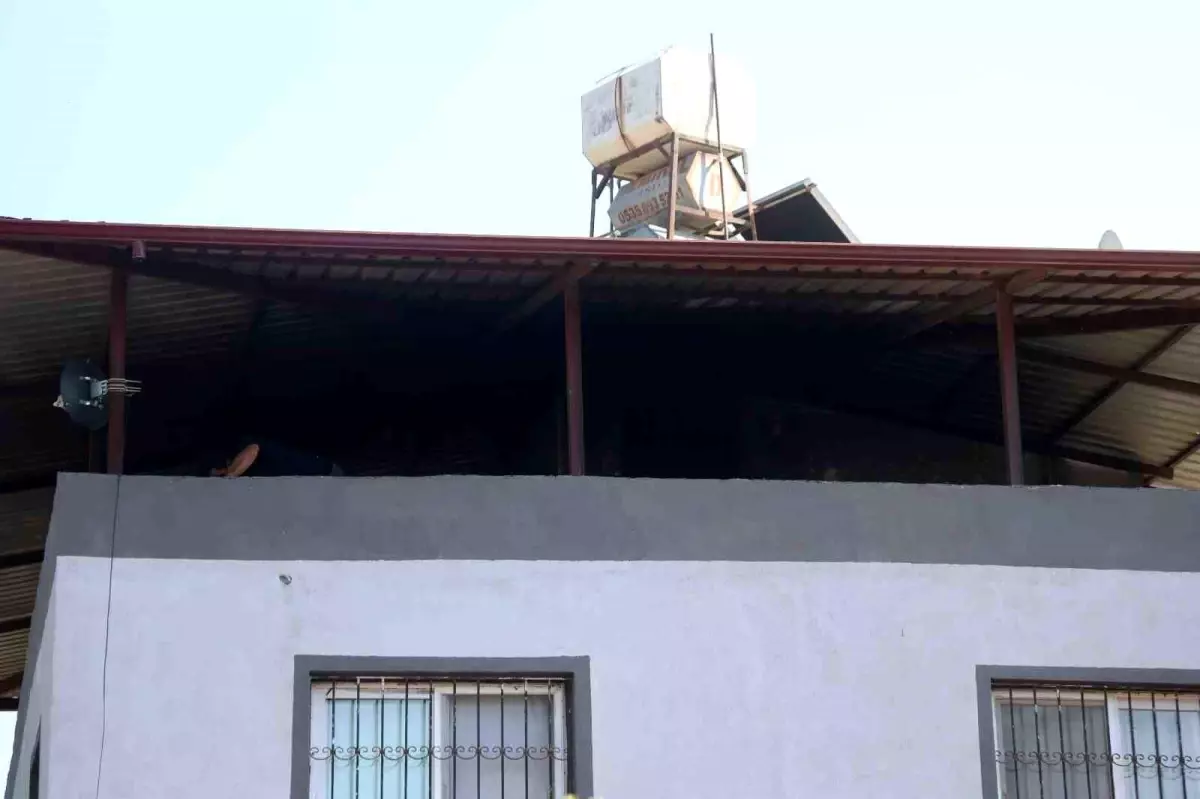 Defne\'de Bahçede Çıkan Yangın Ev Sıçramadan Kontrol Altına Alındı