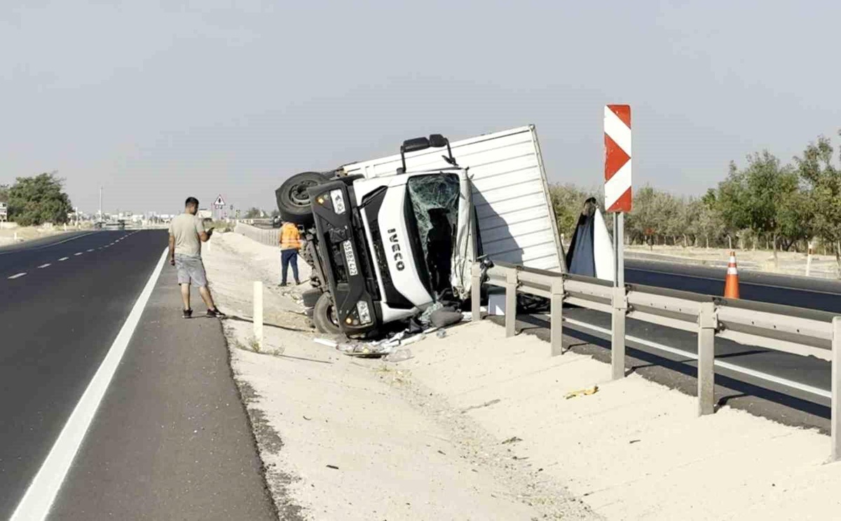 Aksaray\'da Kamyonet Refüje Devrildi