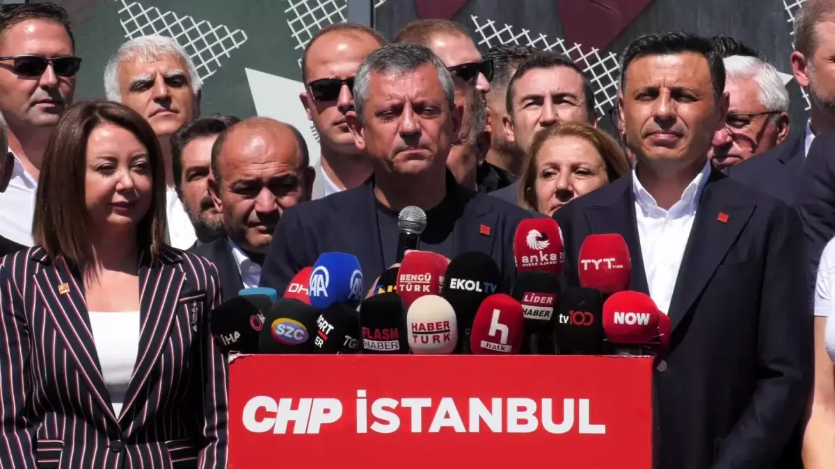 CHP Genel Başkanı Özel, İstanbul İl Başkanlığı\'nda: "Vekilim, Adaşım, Yoldaşınız Özgür Çelik\'tir, İstanbul İl Başkanı Olarak Görevinin Başındadır"