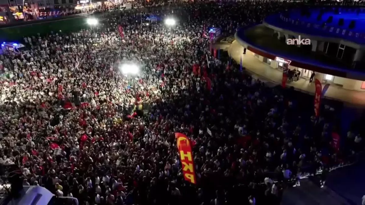 CHP\'nin Zeytinburnu Mitingi... Özgür Özel: Ak Parti\'ye Koltuk Değneği Olan Muhalefet Partisi Olacağıma Kabre Gireyim Daha İyi. Teslim Olmak Yok