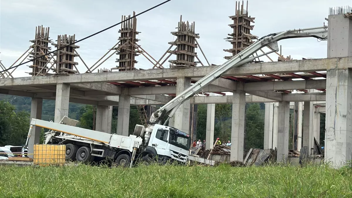 İnşaatta Beton Pompası Devrildi, Bir İşçi Hayatını Kaybetti