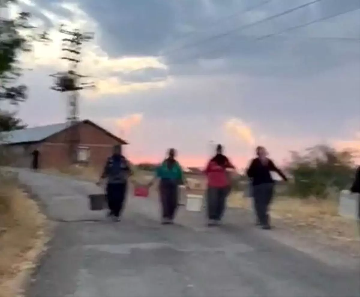 Elazığ\'da Köyde Yangın Paniği: Ekipler Olay Yerinde