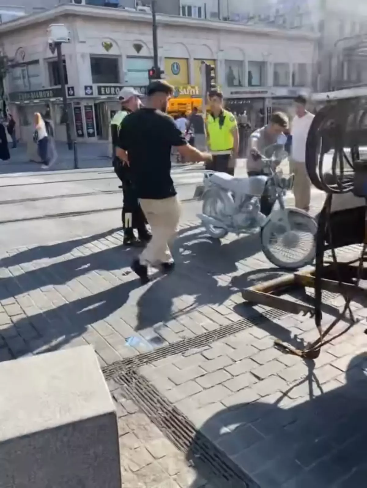 Sürücü, Cezasına Sinirlenip Motosikletini Yaktı