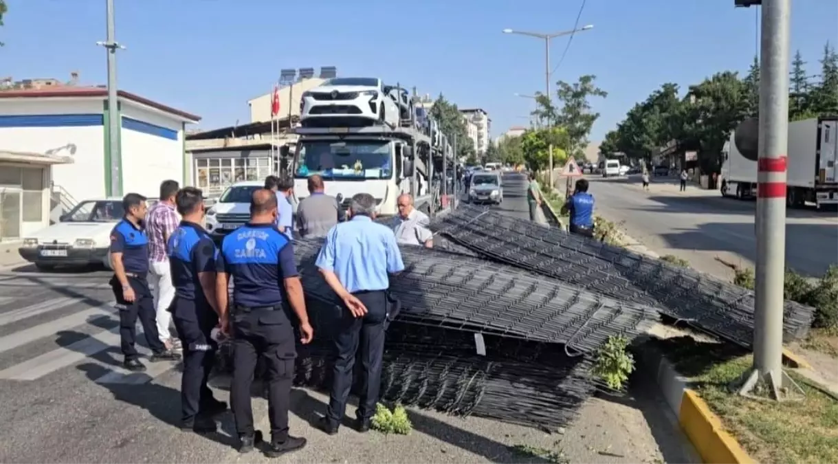 Darende\'de Hasır Demir Yüklü Araç Kaza Yaptı