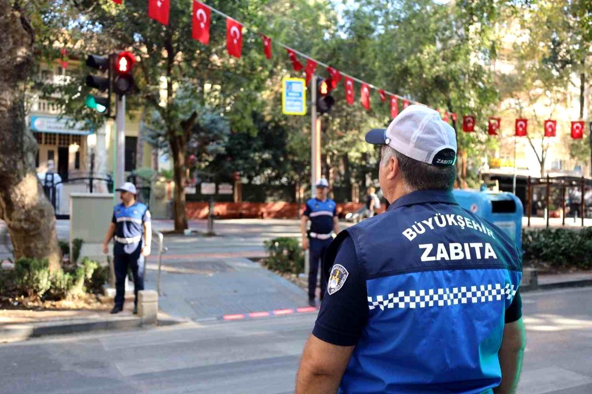 Kocaeli Zabıtası Öğrenci Güvenliği İçin Okul Önlerinde Görevde