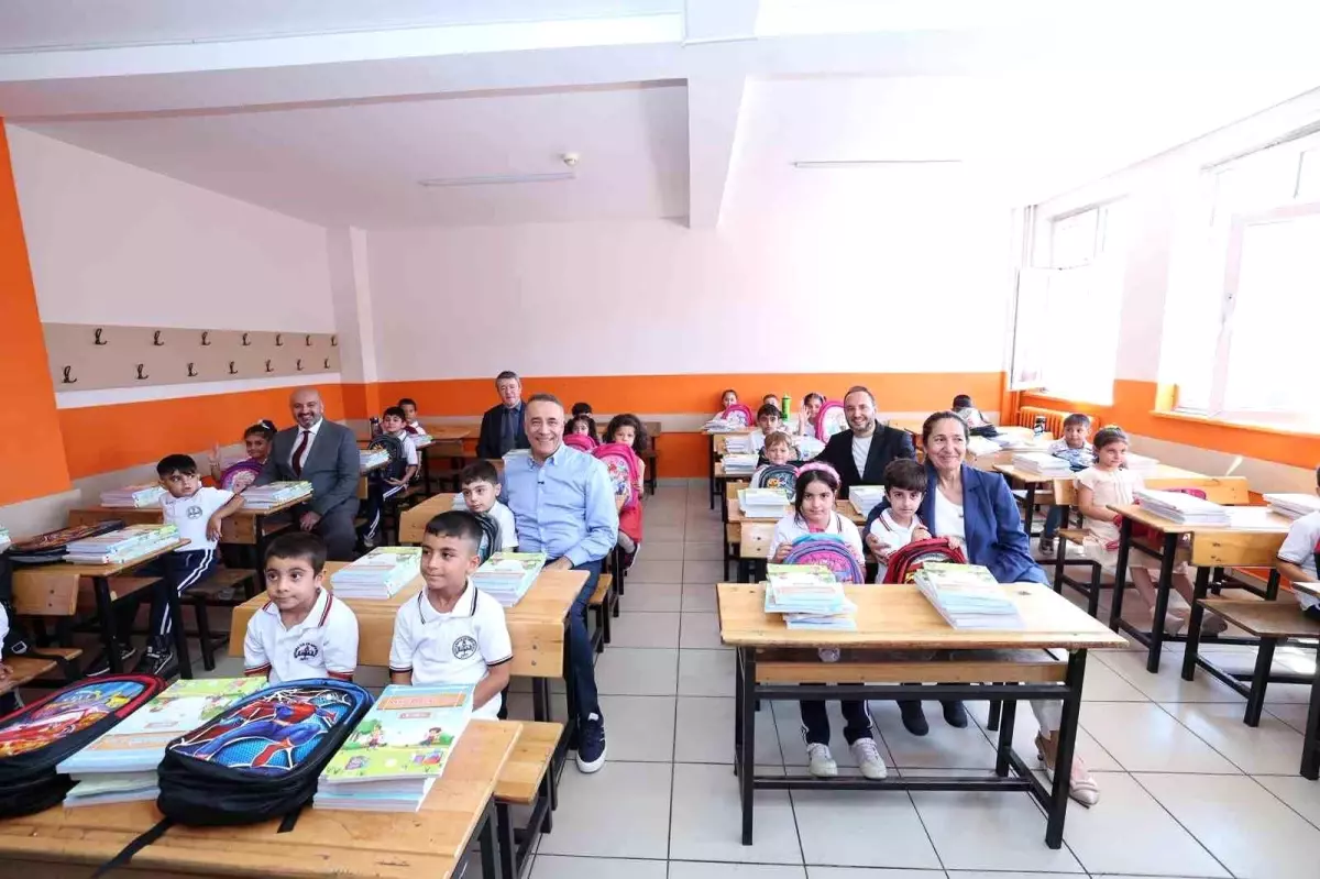 Sultangazi Belediyesi, 45 Bin Öğrenciye Çanta ve Kırtasiye Hediye Etti