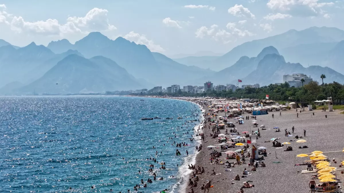 Antalya\'da Yoğun Sahil Kalabalığı