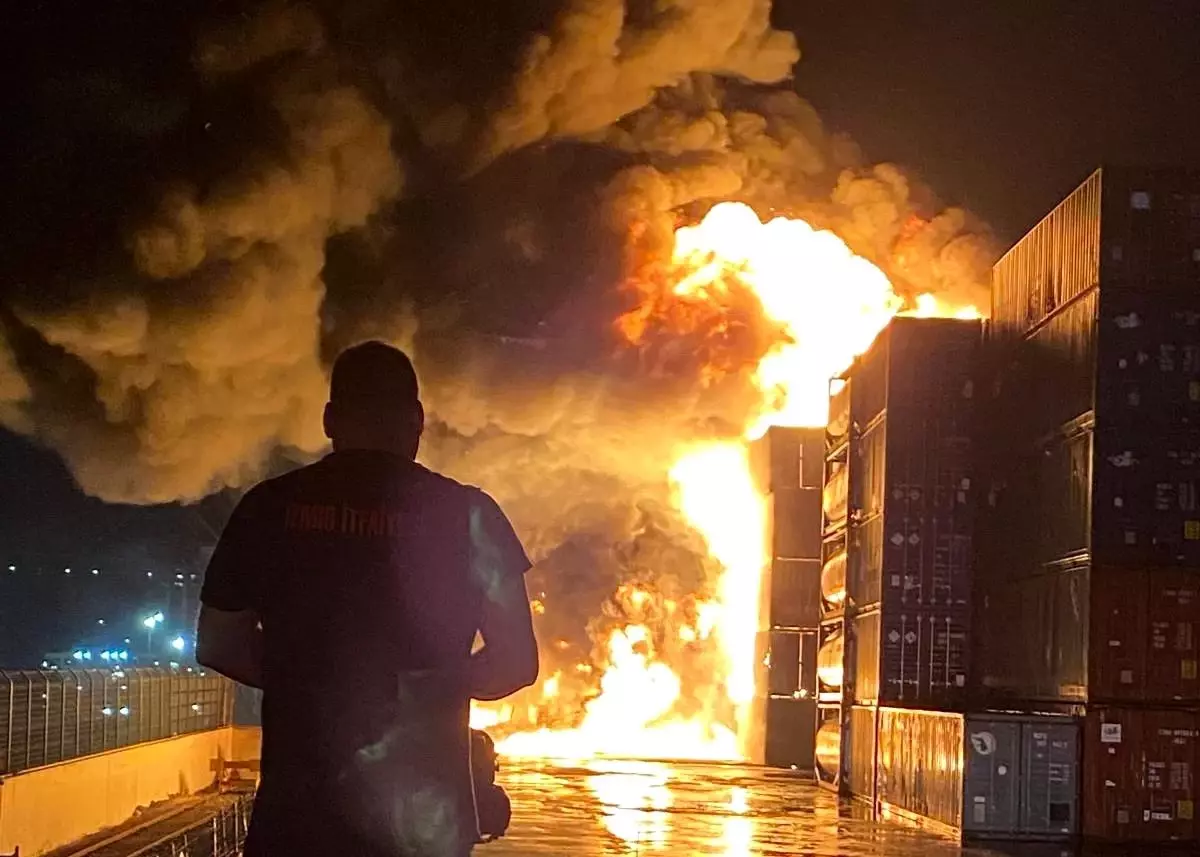 İzmir\'de Nemport Limanı\'nda Yangın Kontrol Altına Alındı