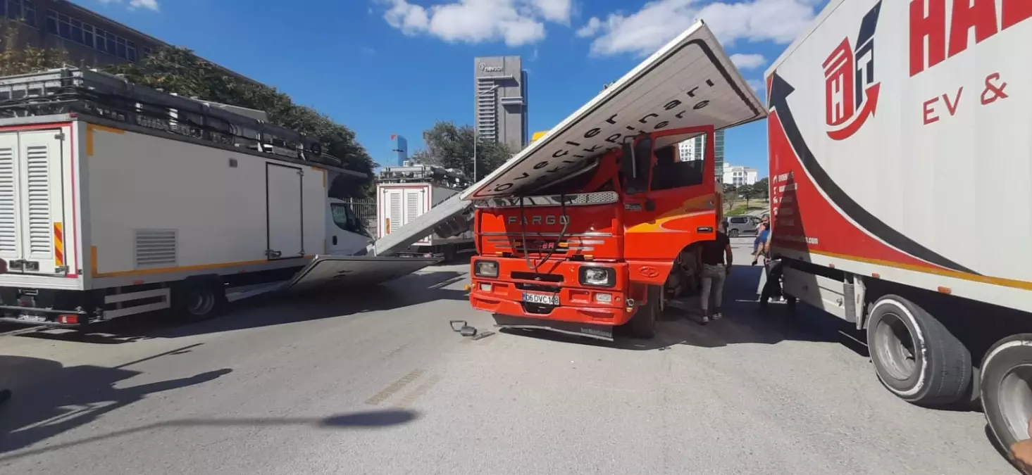 Çankaya\'da Hafriyat Kamyonu Kaza Yaptı