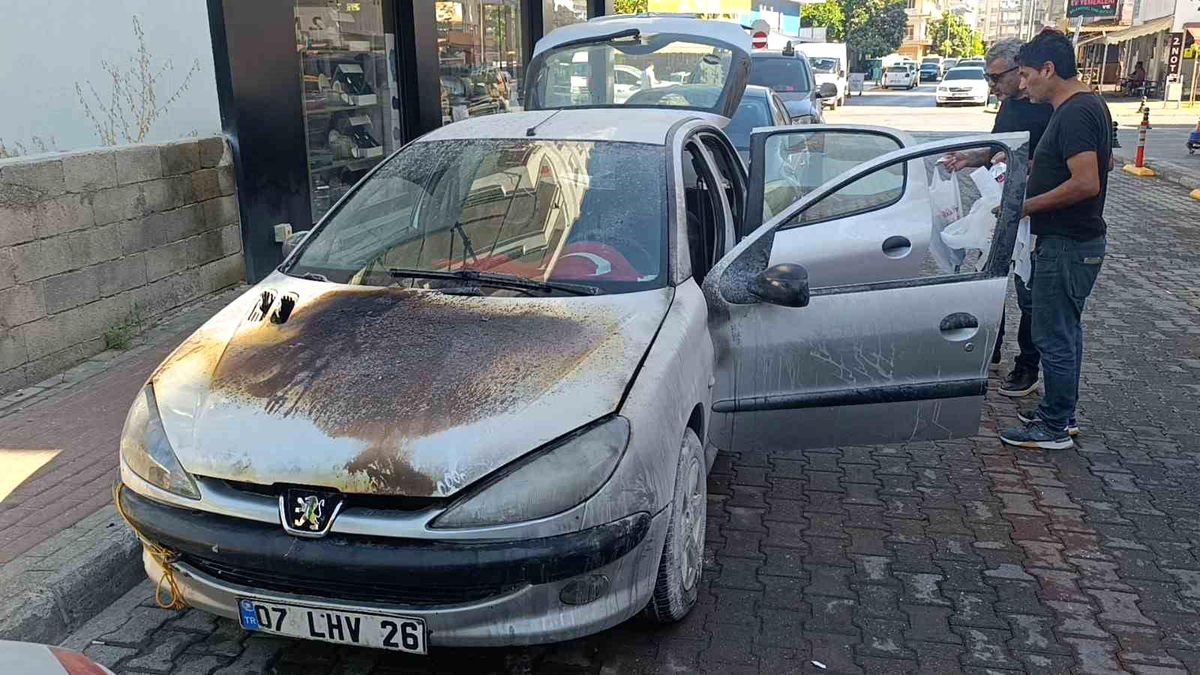 Antalya\'da Seyir Halindeki Otomobilde Yangın Çıktı