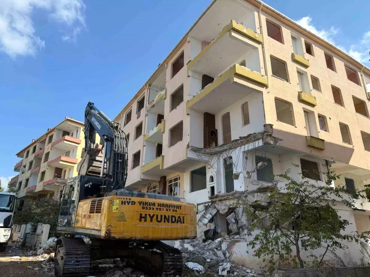 Büyükçekmece\'de Kentsel Dönüşüm: Deprem Riski Taşıyan 9 Blok Yıkıldı