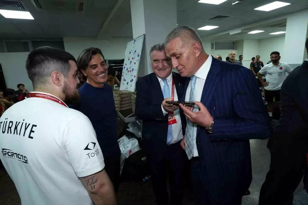 Cumhurbaşkanı Erdoğan\'dan A Milli Futbol Takımı\'na tebrik telefonu