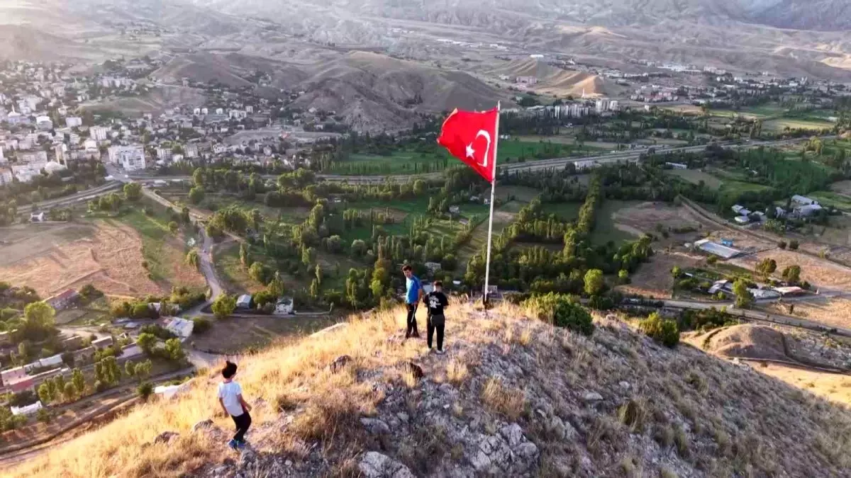 Bayrak Sevdalıları Dağa Tırmandı