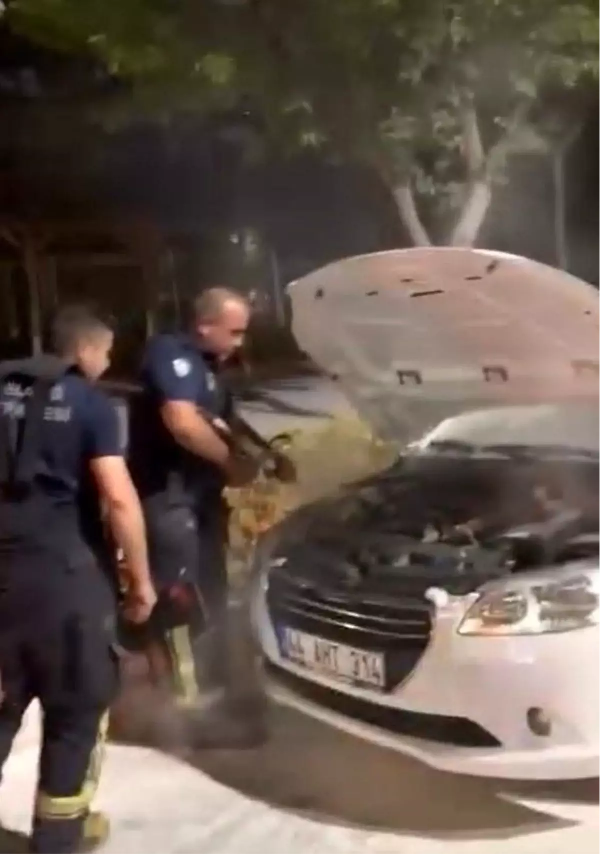 Elazığ\'da seyir halindeki otomobil alev aldı