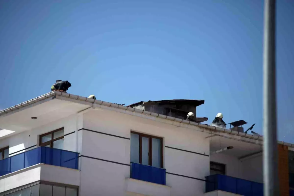 Karatay\'da Apartman Çatısında Yangın