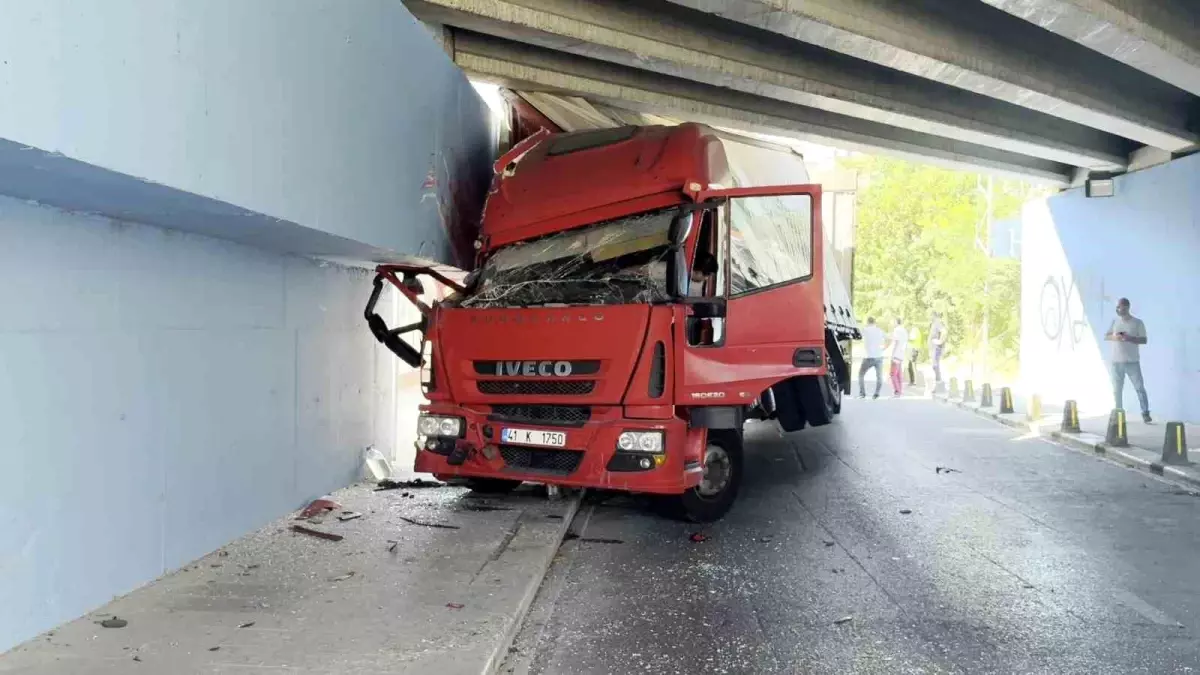 Küçükçekmece\'de TIR Altgeçide Sıkıştı