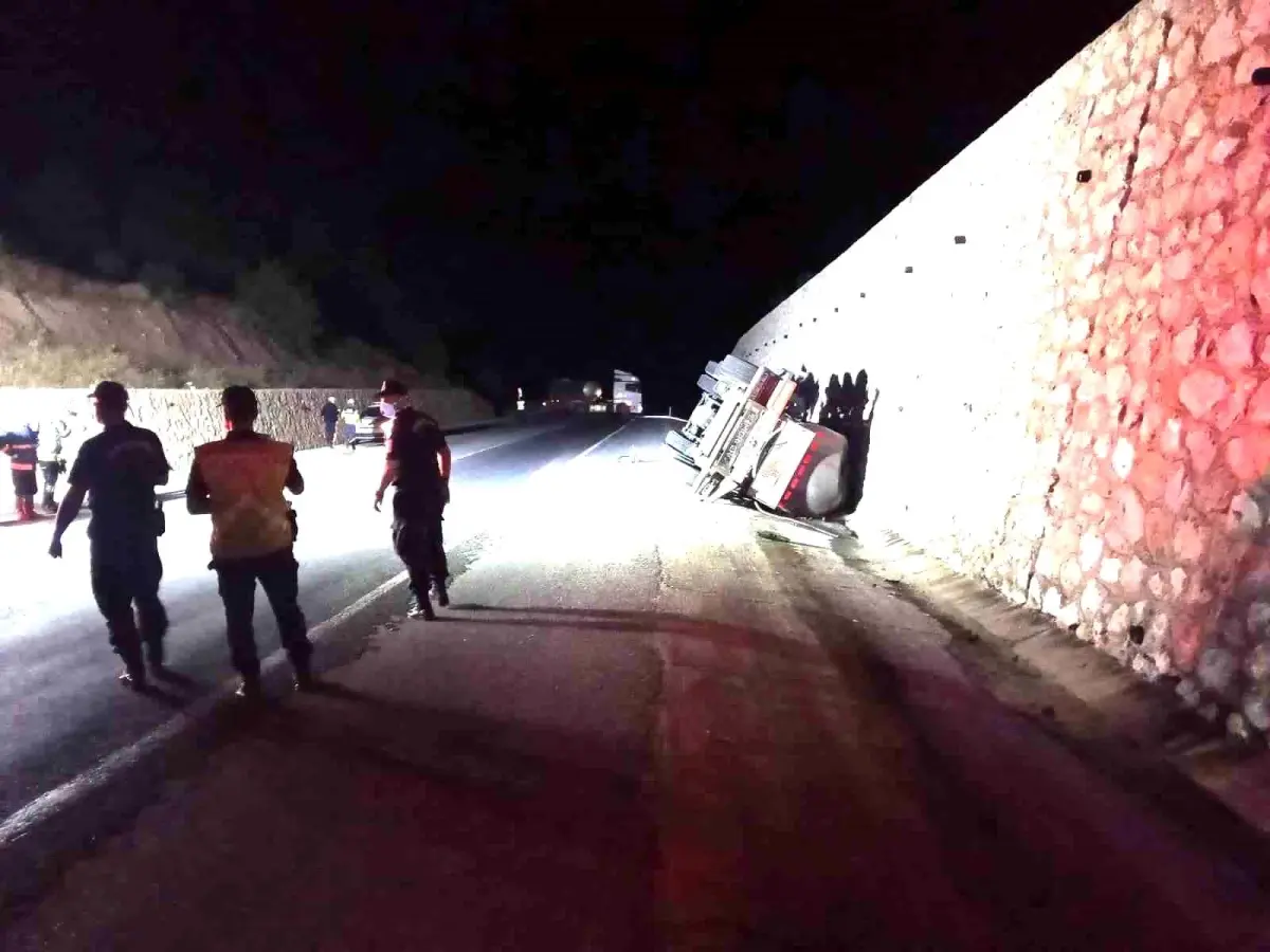 Asit Yüklü Tanker Devrildi, Sürücü Ağır Yaralandı