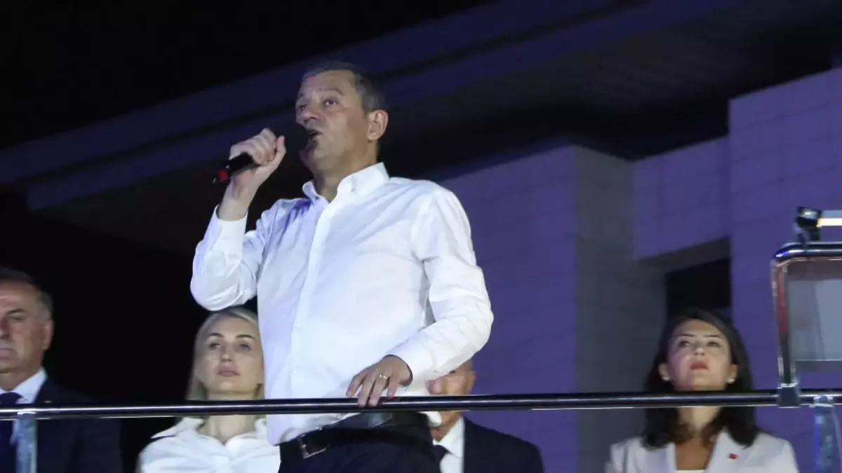 Özgür Özel Zeytinburnu\'nda Miting Düzenledi