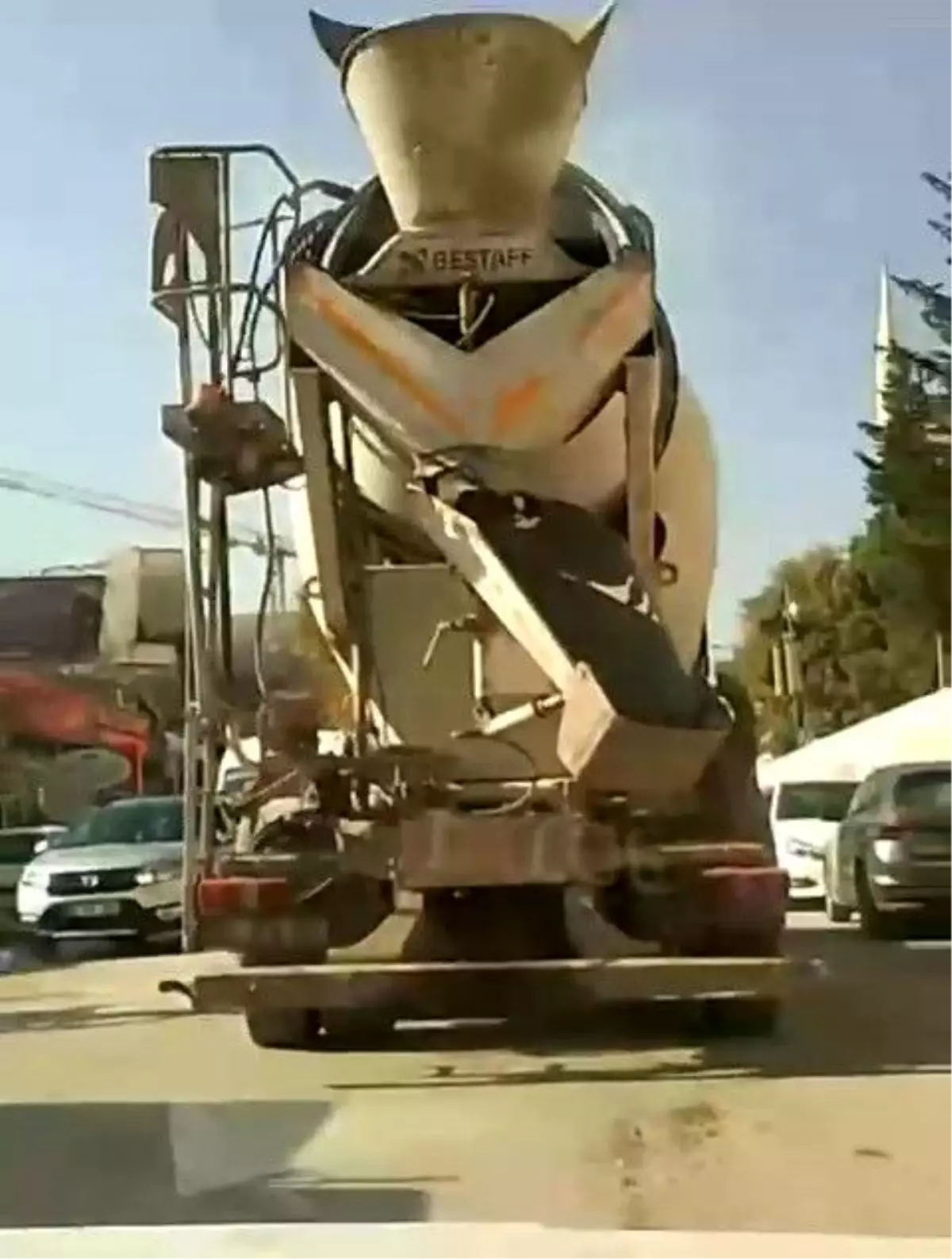 Beton Mikserinin Yola Beton Dökmesi Tepki Topladı