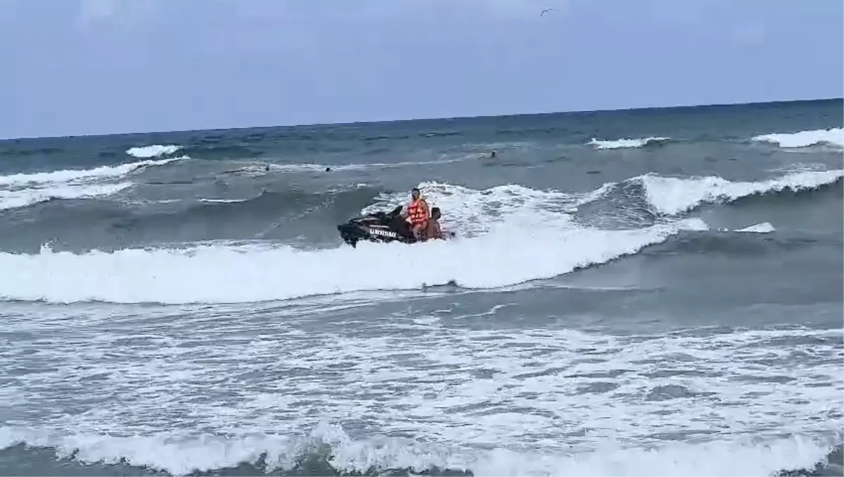 Dalgalı Denizde Boğulma Tehlikesi: Aranan Şahıs Kurtarıldı