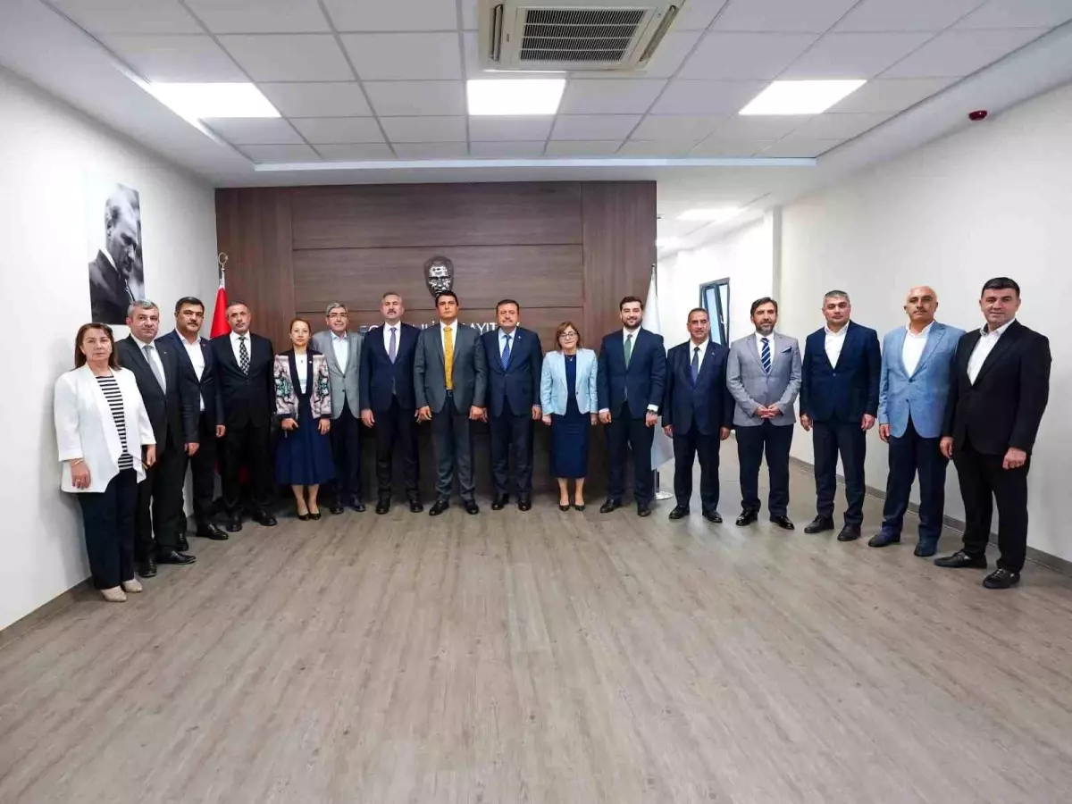 AK Parti Grup Başkanvekili Gül ve Başkan Şahin\'den Yılmaz\'a ziyaret