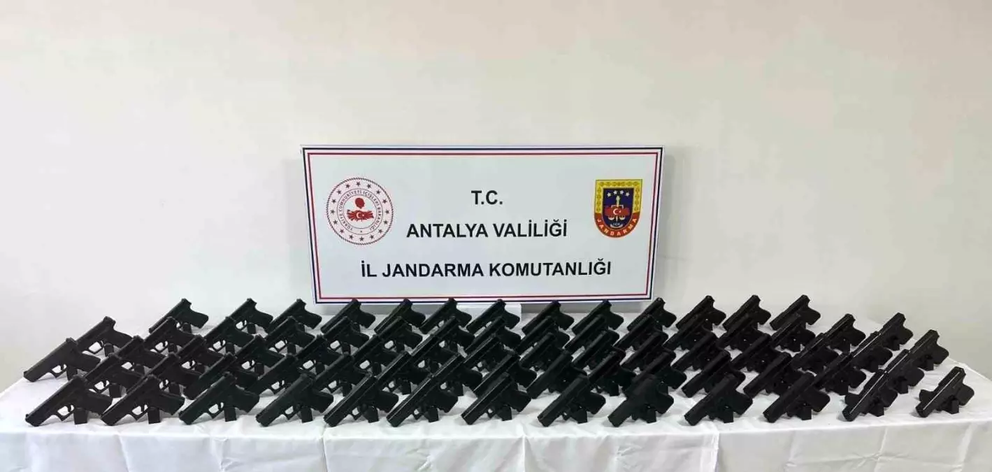 Antalya\'da Kaçak Silah Operasyonu: 72 Tabanca Ele Geçirildi