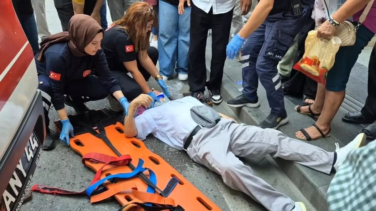 Motosiklet Yayaya Çarptı: 1 Yaralı