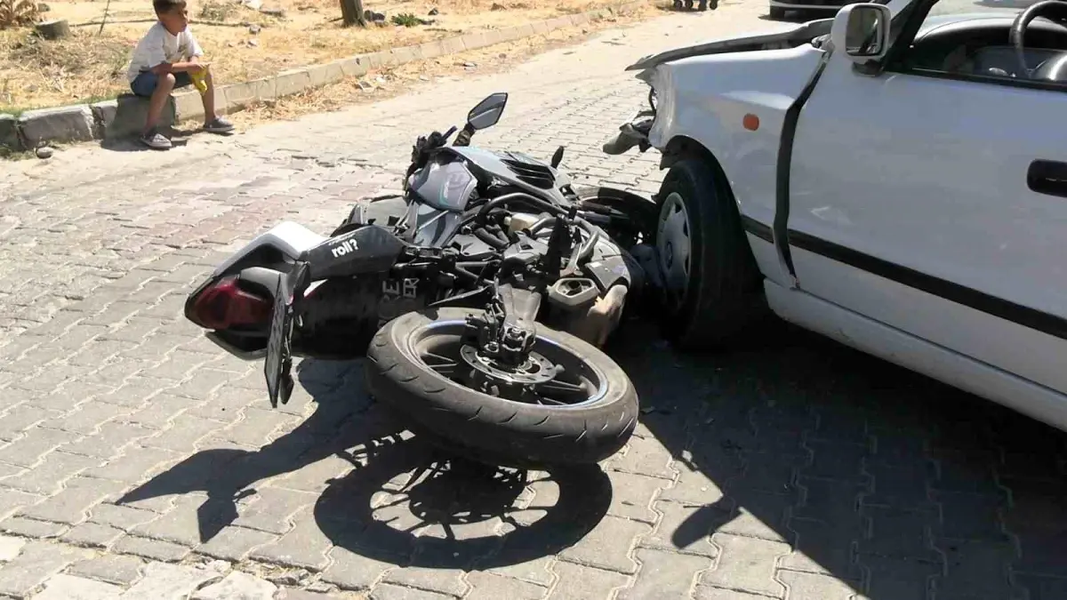 Tavşanlı\'da Otomobil ve Motosiklet Çarpıştı
