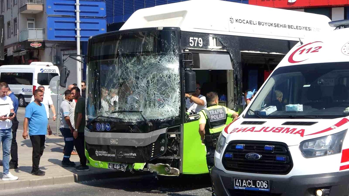 Kocaeli\'de Dondurma Yüklü Kamyonetle Otobüs Çarpıştı