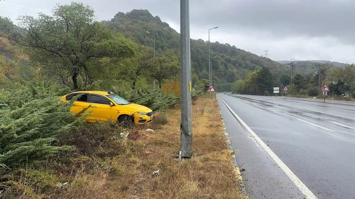 Zonguldak\'ta Ticari Taksi Aydınlatma Direğine Çarptı