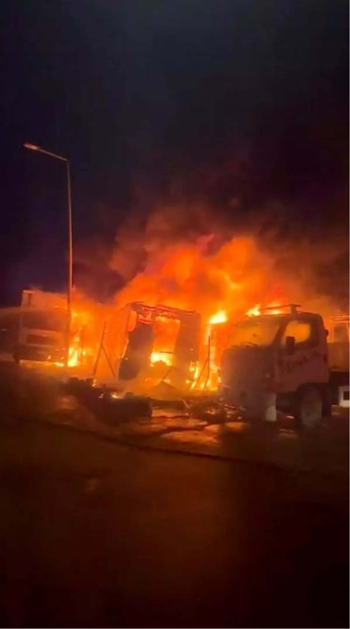 Bursa\'da Yangın: 3 Kamyon ve 1 Tır Küle Döndü