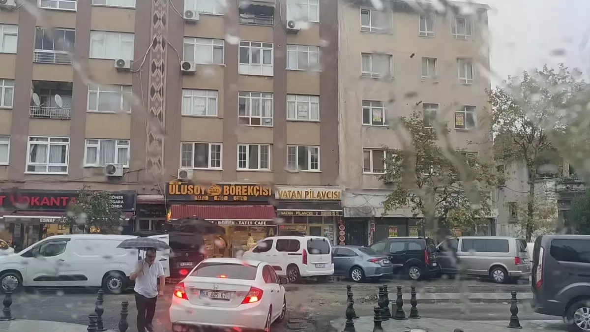 İstanbul\'da Yağmur Sürücüleri Zorladı
