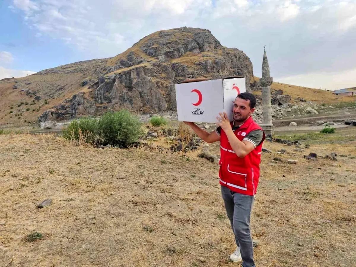 Kızılay\'ın Gönüllüleri İhtiyaç Sahiplerinin Yanında